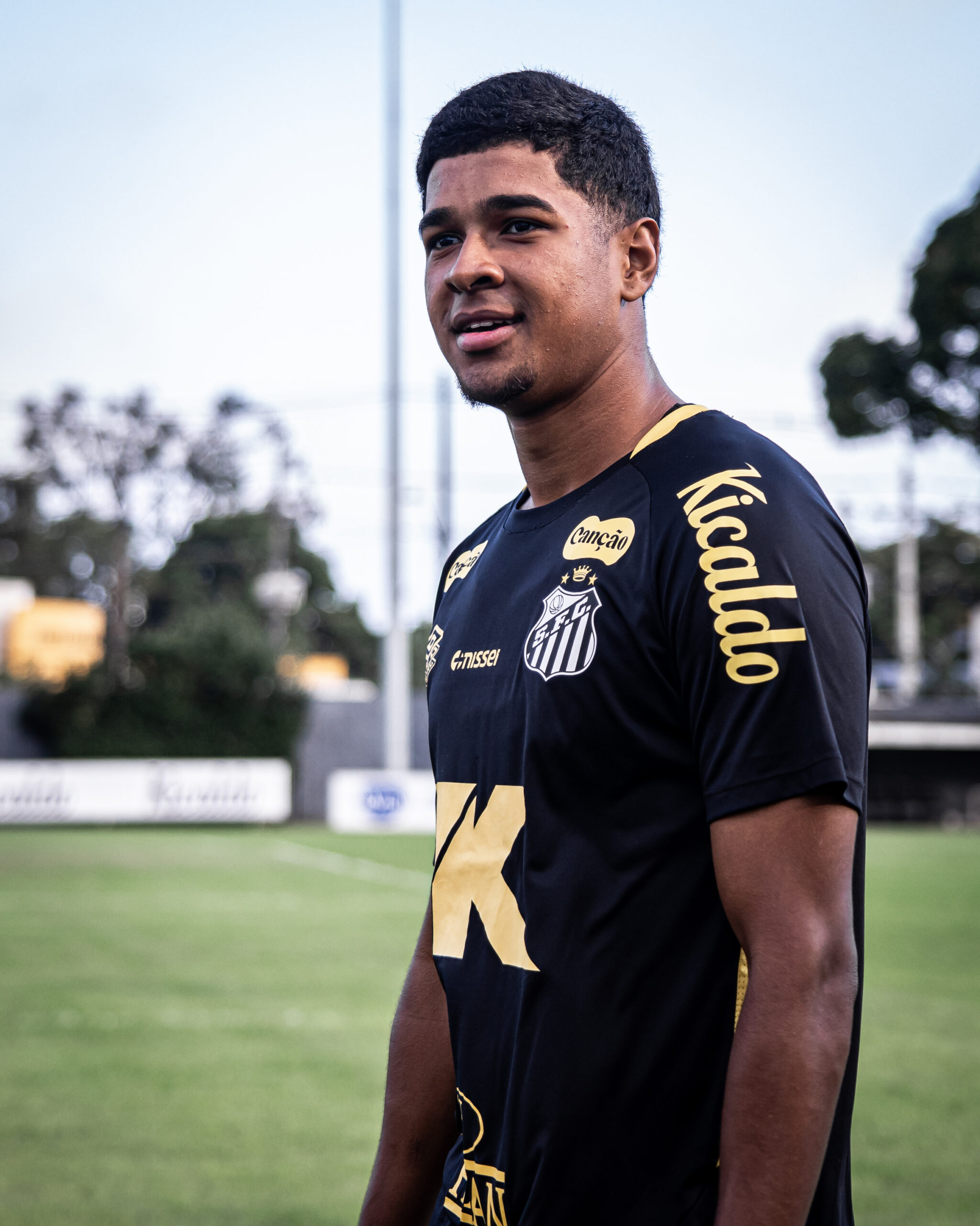 diariodopeixe's tweet card. O Santos renovou com o zagueiro João Ananias, do Sub-20, […]