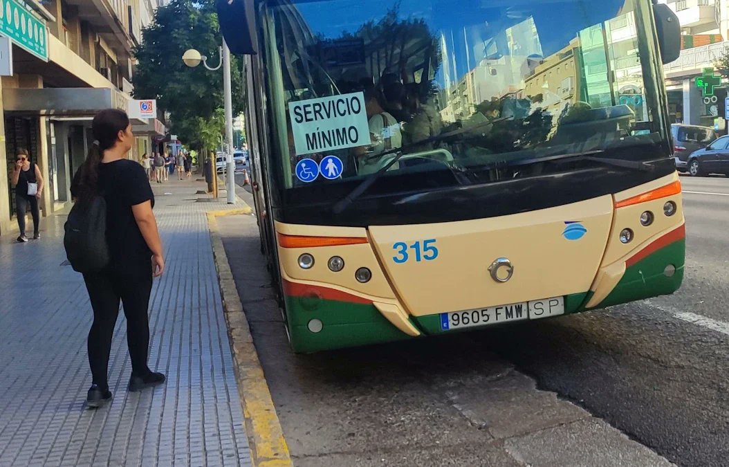 CadizDirecto's tweet card. El conflicto laboral en la empresa concesionaria del servicio de autobuses urbanos de Cádiz y San Fernando ha dado un giro este lunes por la noche.
