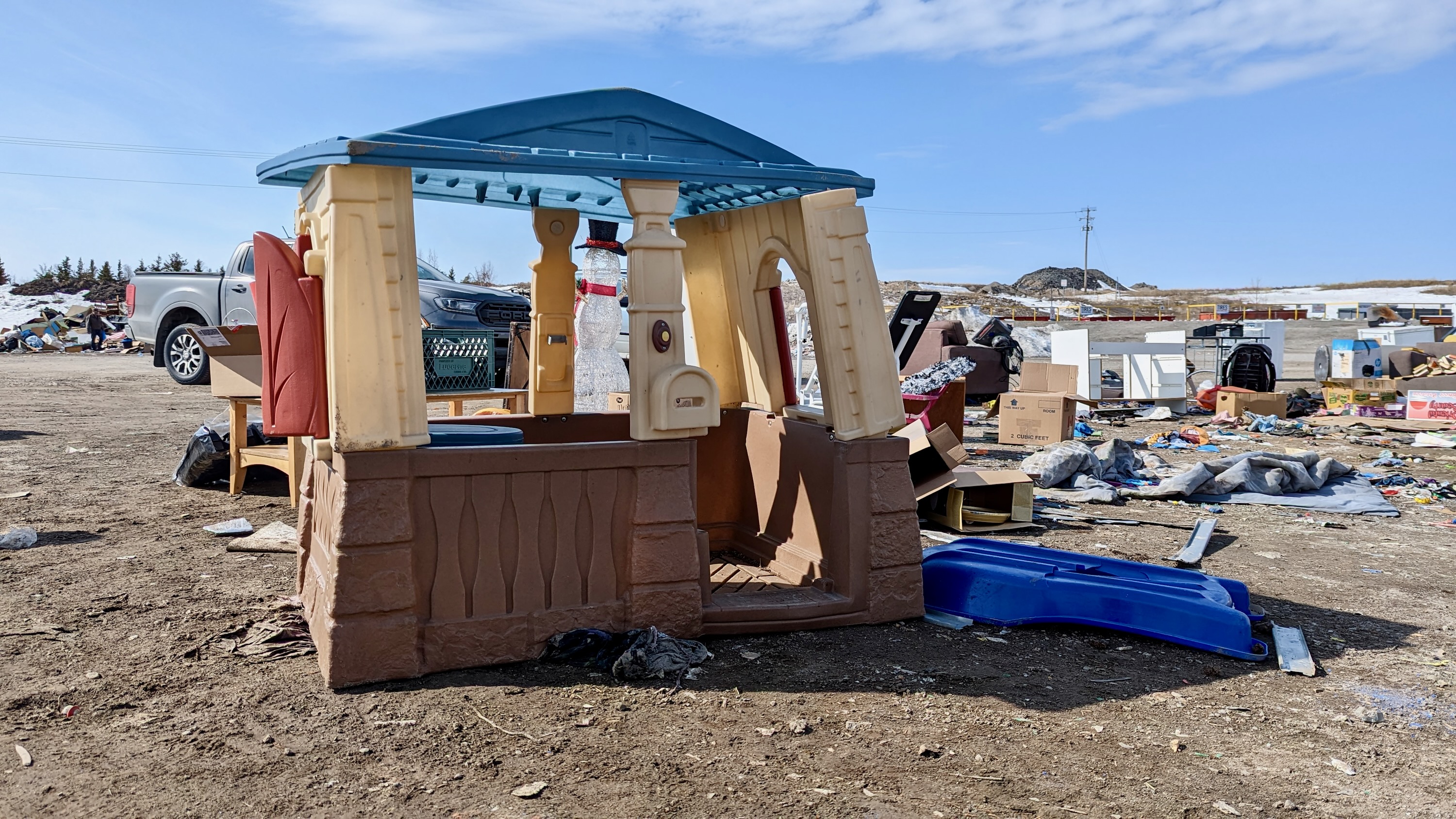 CabinRadio's tweet card. City staff want to end amnesty days at Yellowknife's dump, saying they cost too much, cause safety concerns and undermine efforts to carefully dispose of waste.