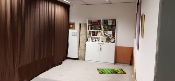 IslamiQde's tweet card. Ob Schüler einen Raum fürs Gebet bekommen, entscheiden in NRW die Schulen selbst. Das Land sieht keinen Regelungsbedarf.