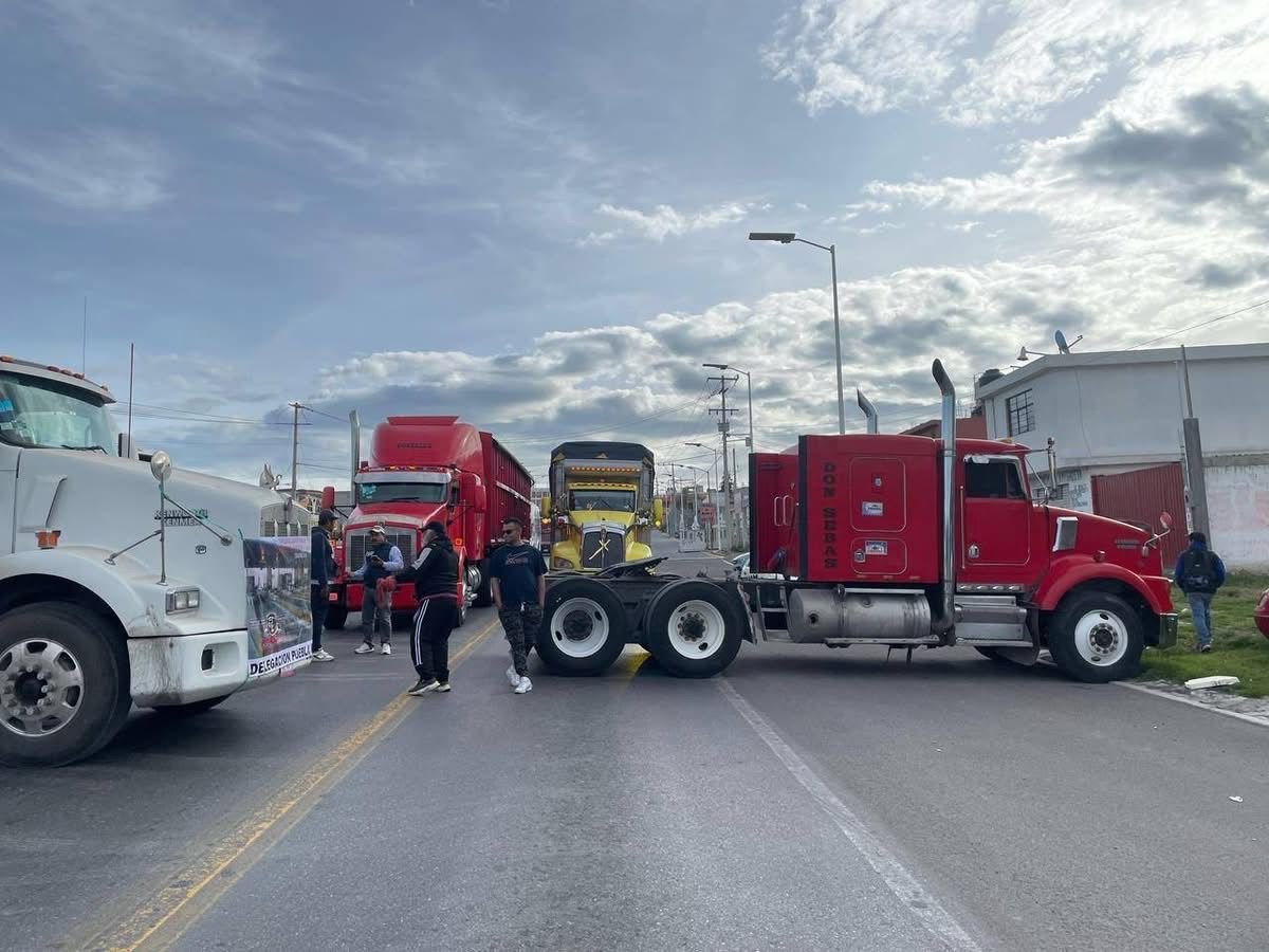 farodigitalpue's tweet card. Transportistas de la AMOTAC desquiciaron las carreteras de Puebla, al bloquear este lunes distintos tramos carreteros del territorio poblano para exigir mayor seguridad. La protesta se dio tras el …