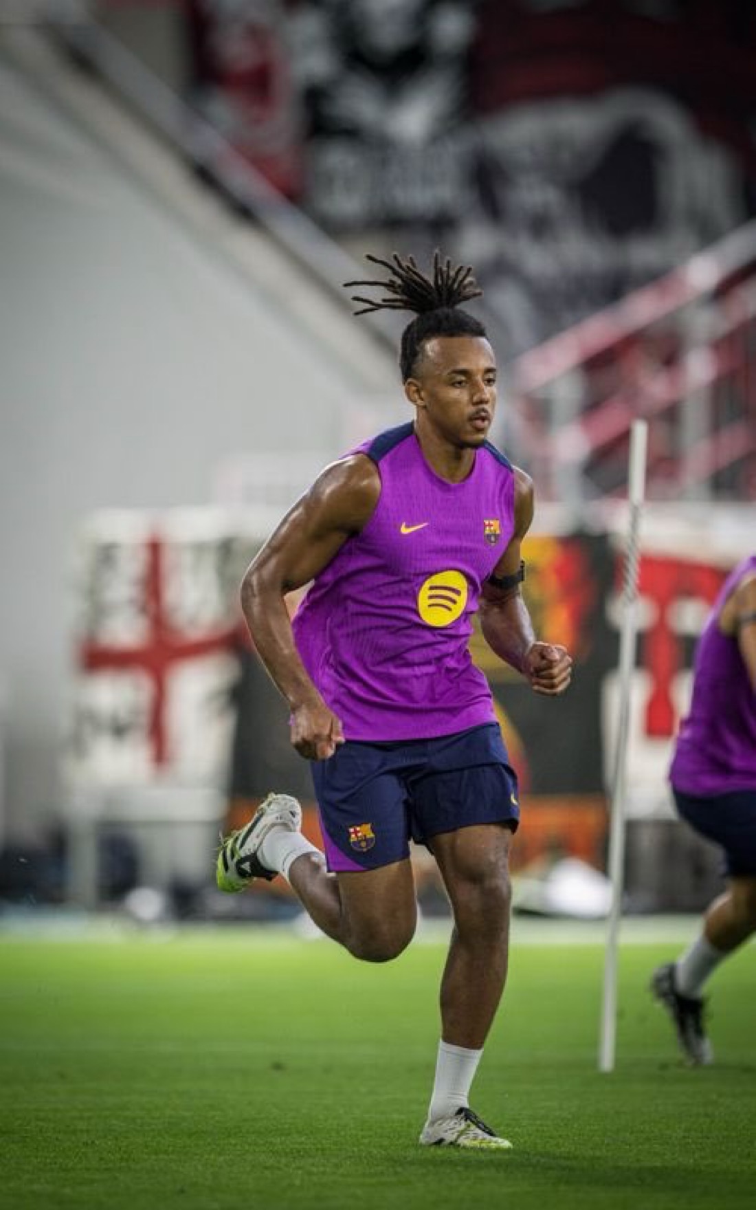 LaCasaDelCuler's tweet card. El FC Barcelona ha estado trabajando discretamente en asegurar la continuidad de uno de los pilares defensivos del equipo: Jules Koundé