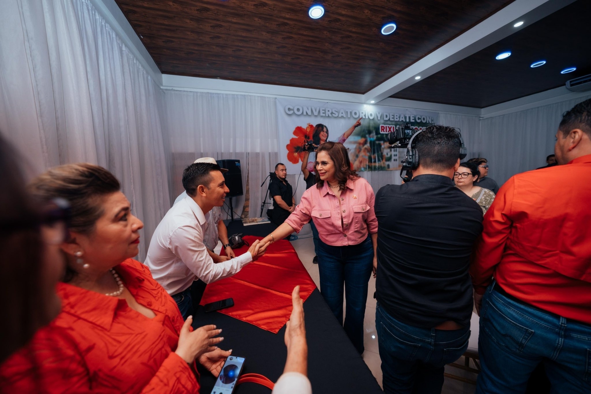 elpulsohn's tweet card. TEGUCIGALPA, Honduras  En un encuentro con artistas y representantes culturales del departamento de Comayagua, la candidata presidencial por el Partido Libertad y Refundación, Rixi Moncada reafirmó...