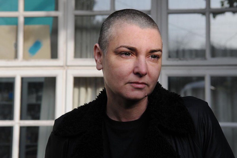 r101ck's tweet card. La vida de Sinéad O’Connor es una de las más conmovedoras, intensas y profundamente incomprendidas en la historia de la música contemporánea. Su trayectoria no solo estuvo marcada por un talento...