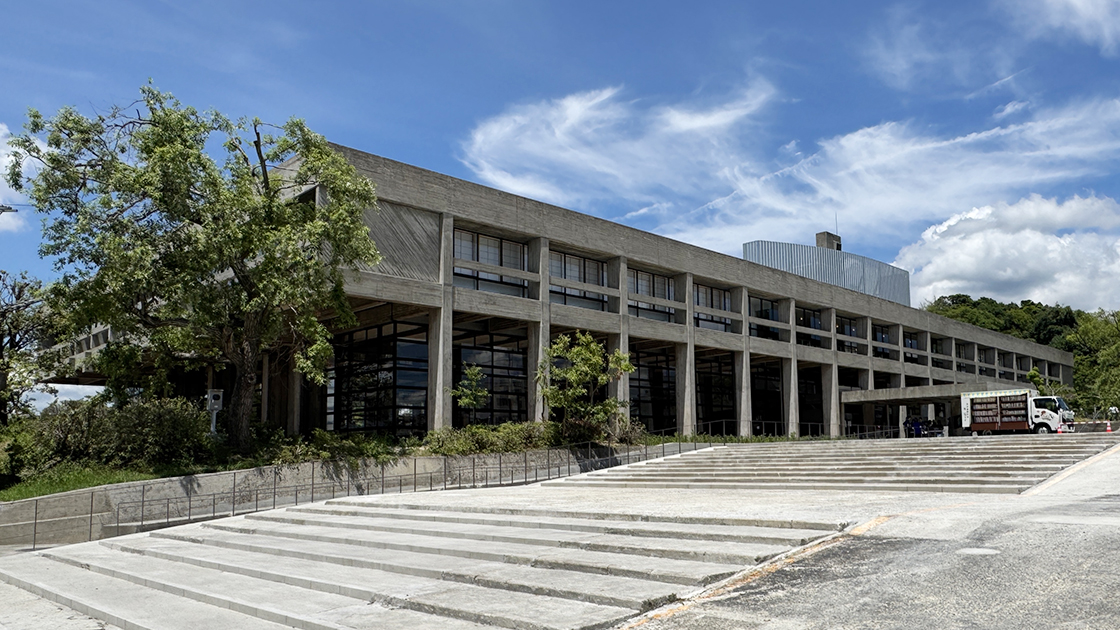 oricquen's tweet card. 　三重県伊賀市内に立つ観光拠点施設「旧上野市庁舎 SAKAKURA BASE」で2025年7月19日に観光案内所と物販、カフェが開業。同月21日にホテルが開業した。建築家の坂倉準三が設計した「旧上野市庁舎」（1964年竣工）を改修した施設である。