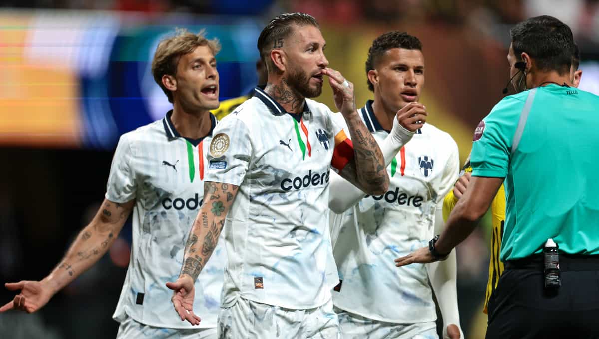 Estadio_ED's tweet card. Los verdiblancos comparten campos de entrenamiento con la Fiorentina en Inglaterra, mientras que la ofensiva 'in situ' por el colombiano se cuece a fuego lento en Nuevo León