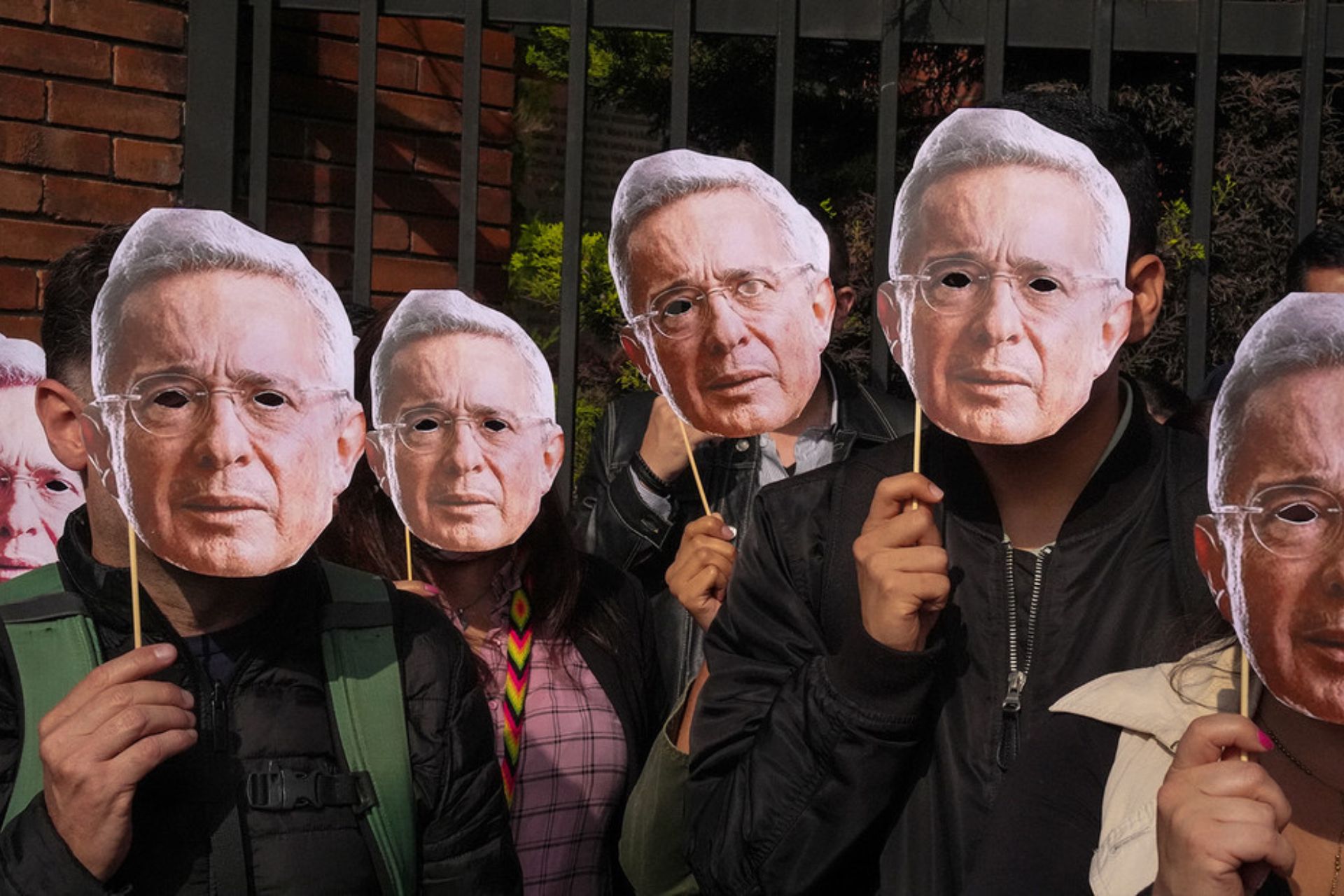 elpulsohn's tweet card. BOGOTÁ, Colombia  Una jueza de Colombia halló culpable al expresidente Álvaro Uribe Vélez del delito de soborno en actuación penal, en una investigación por manipulación de testigos, durante el...