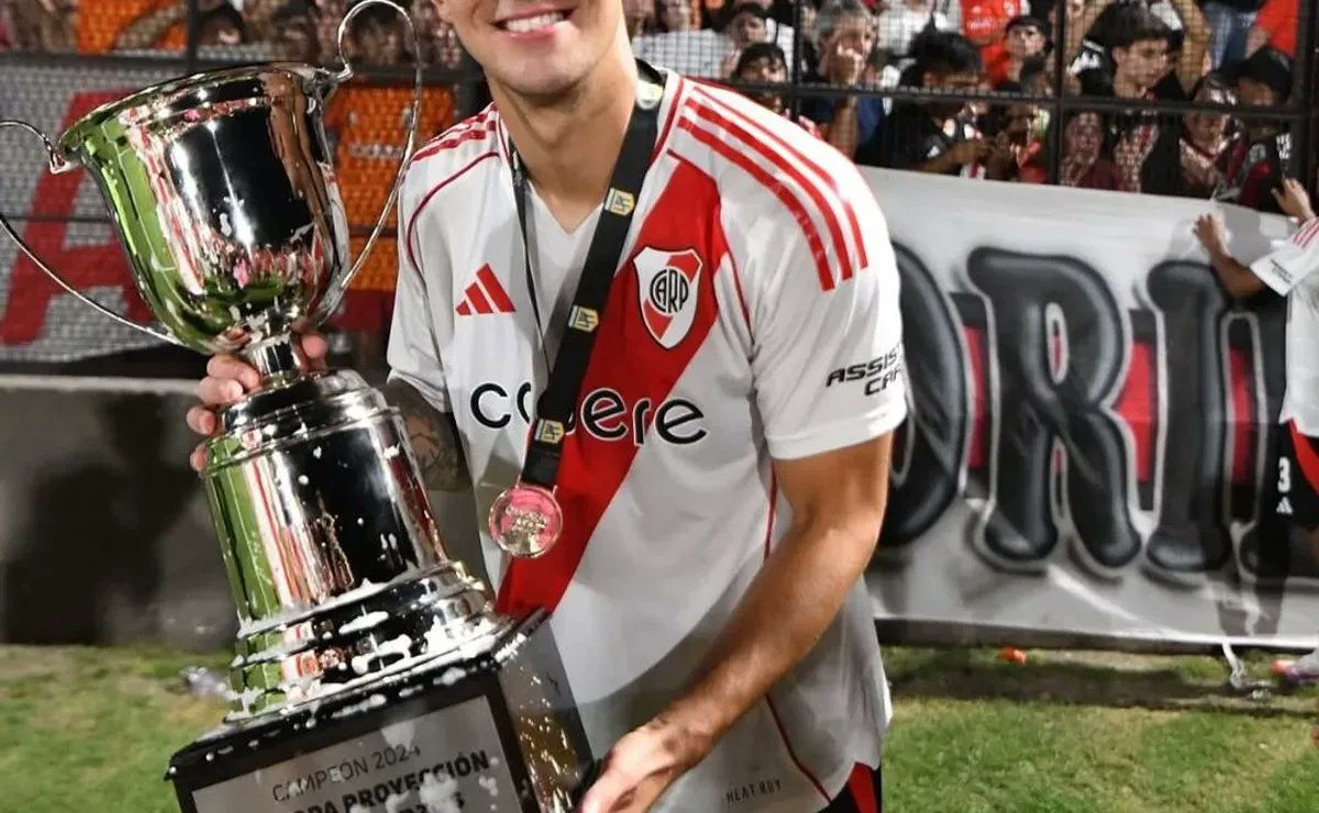RiverLPM's tweet card. El zaguero, baluarte del equipo de Escudero pero sin lugar en Primera, se marchó al fútbol uruguayo buscando nuevas oportunidades.