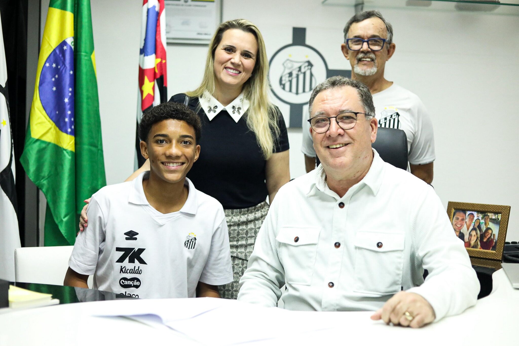diariodopeixe's tweet card. Santos oficializa a renovação do Robinho Jr até o fim de 2030