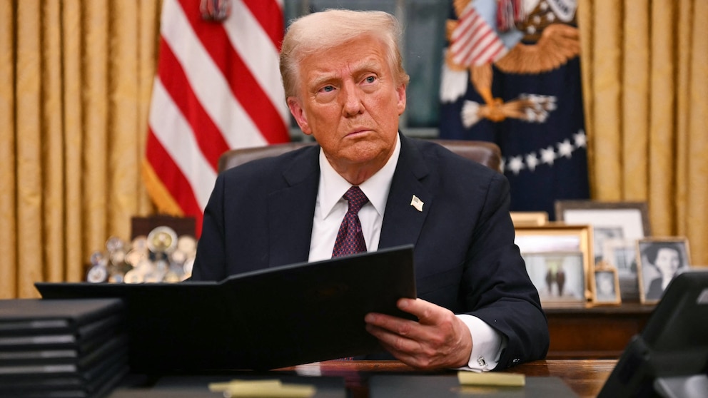 harrylitman's tweet card. President Donald Trump issued a sweeping series of pardons for defendants charged in the Jan. 6, 2021, attack on the U.S. Capitol.