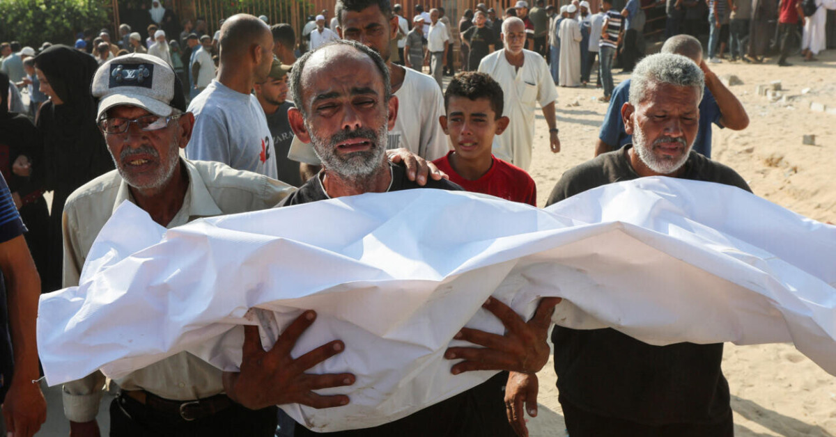 France24_es's tweet card. El Ejército israelí mató este lunes 28 de julio a más de 70 palestinos en varios ataques en la Franja de Gaza, al menos 23 de los víctimas eran personas desplazadas que esperaban la distribución de...