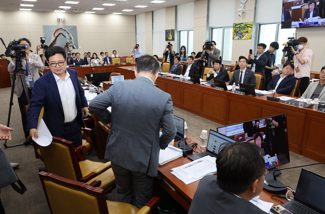 sisain_editor's tweet card. 7월7일 국회 과학기술정보방송통신위원회(과방위)에서 공영방송 지배구조 개선을 골자로 하는 방송 3법(방송법·방송문화진흥회법·한국교육방송공사법 개정안)이 더불어민주당 주도로 통과되었다. 개정안에 따르면 현재 11명(KBS), 9명(MBC·EBS)인 이사 수를 각각 15명, 13명으로 늘
