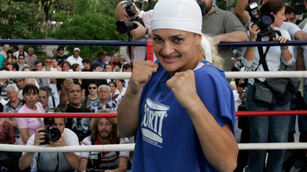 CANAL44TV's tweet card. La exboxeadora argentina Alejandra "Locomotora" Oliveras, ganadora de cuatro títulos mundiales en diferentes categorías, murió este lunes en Argentina a los 47 años.