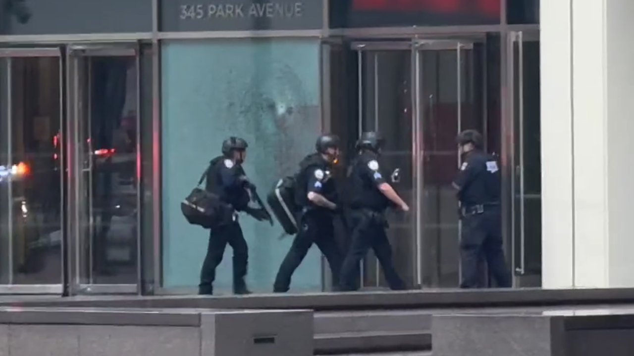 fox7austin's tweet card. NYPD officers were seen with guns drawn after reports of gunfire erupting in Midtown Manhattan.
