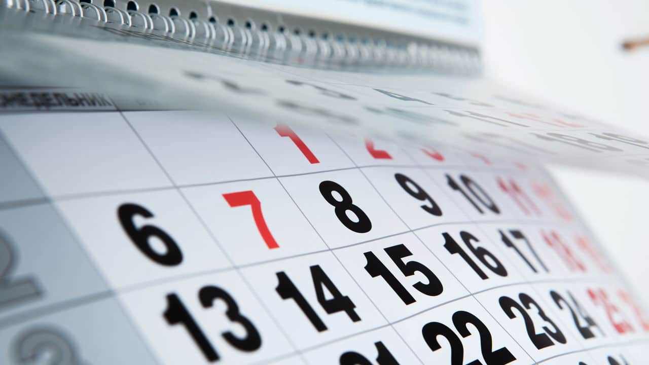juniormelorn_'s tweet card. O ano de 2025 traz consigo um calendário repleto de feriados que são aguardados avidamente por muitas pessoas ao redor