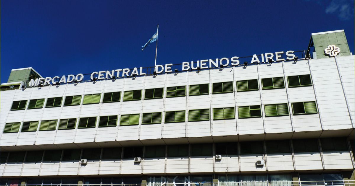 Letra_P's tweet card. El funcionario enfrenta una causa por defraudación y su salida sería inminente. Macri es su único apoyo. El Gobierno evalúa removerlo del cargo.
