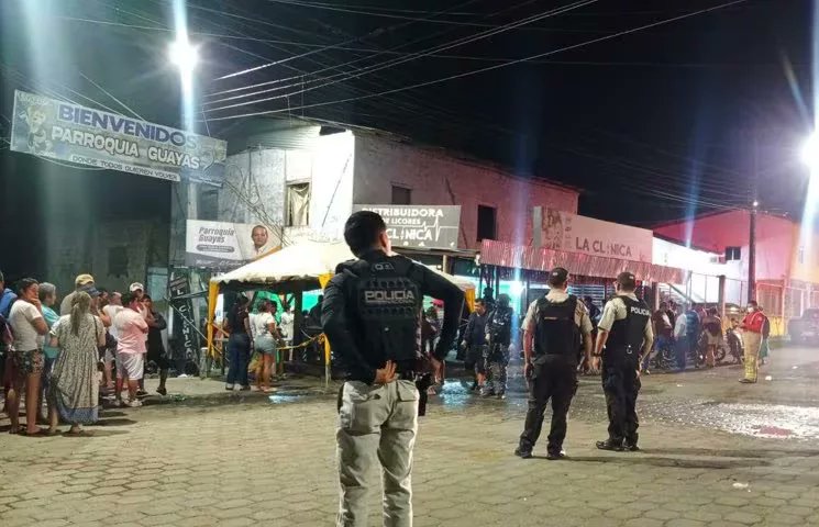 laprensalara's tweet card. Un local y la calle que lo rodea en El Empalme sufrió de un ataque que causó heridos y fallecidos, por lo que la policía se encuentra realizando las investigaciones pertinentes.
