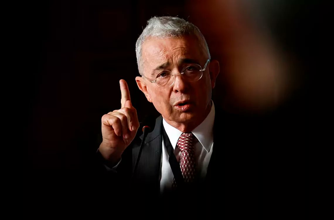 laprensalara's tweet card. Álvaro Uribe se convertiría en el primer presidente de Colombia en tener una sentencia de cárcel domiciliaria en su historia moderna.