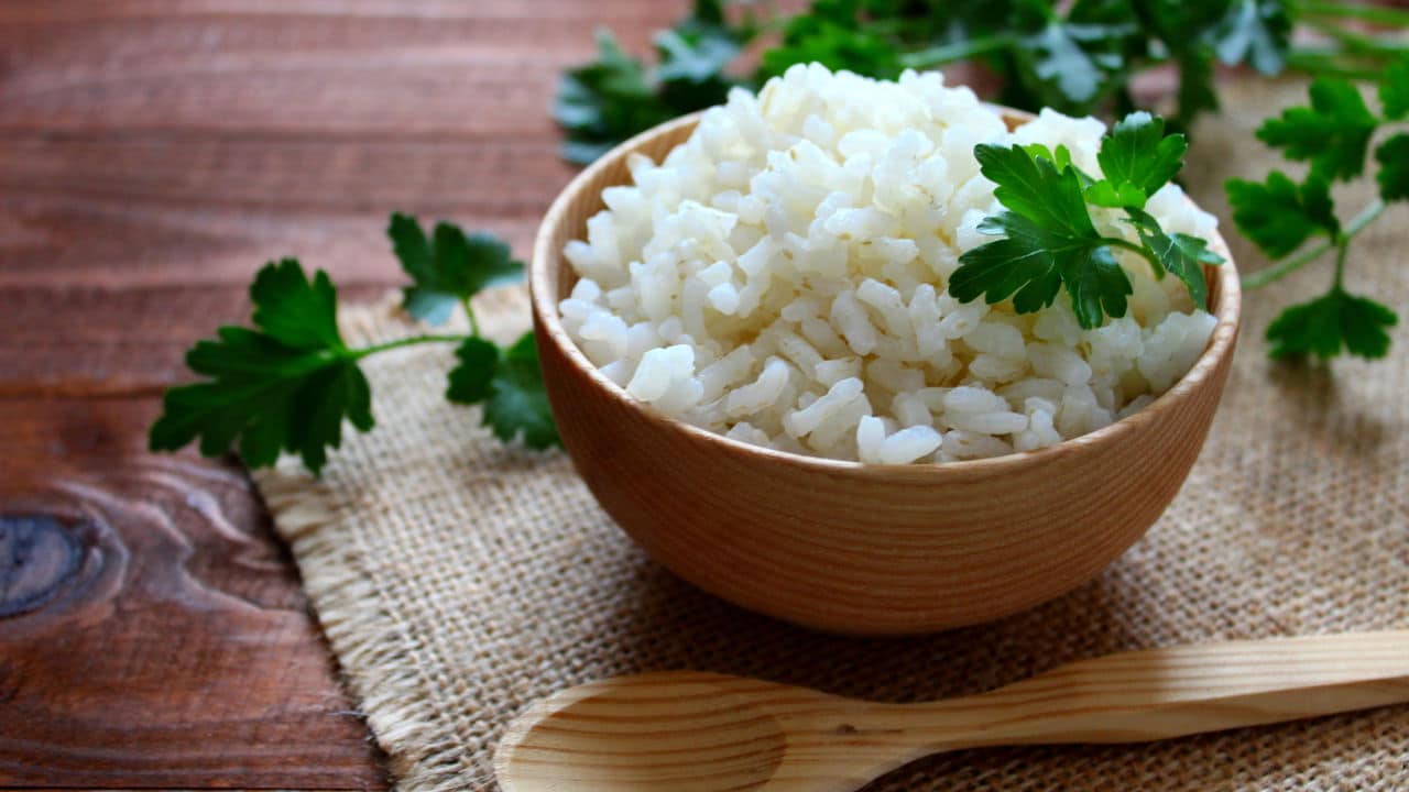 juniormelorn_'s tweet card. O arroz é um componente essencial em diversas dietas globais, destacando-se pela sua presença constante na culinária brasileira. Entretanto, para