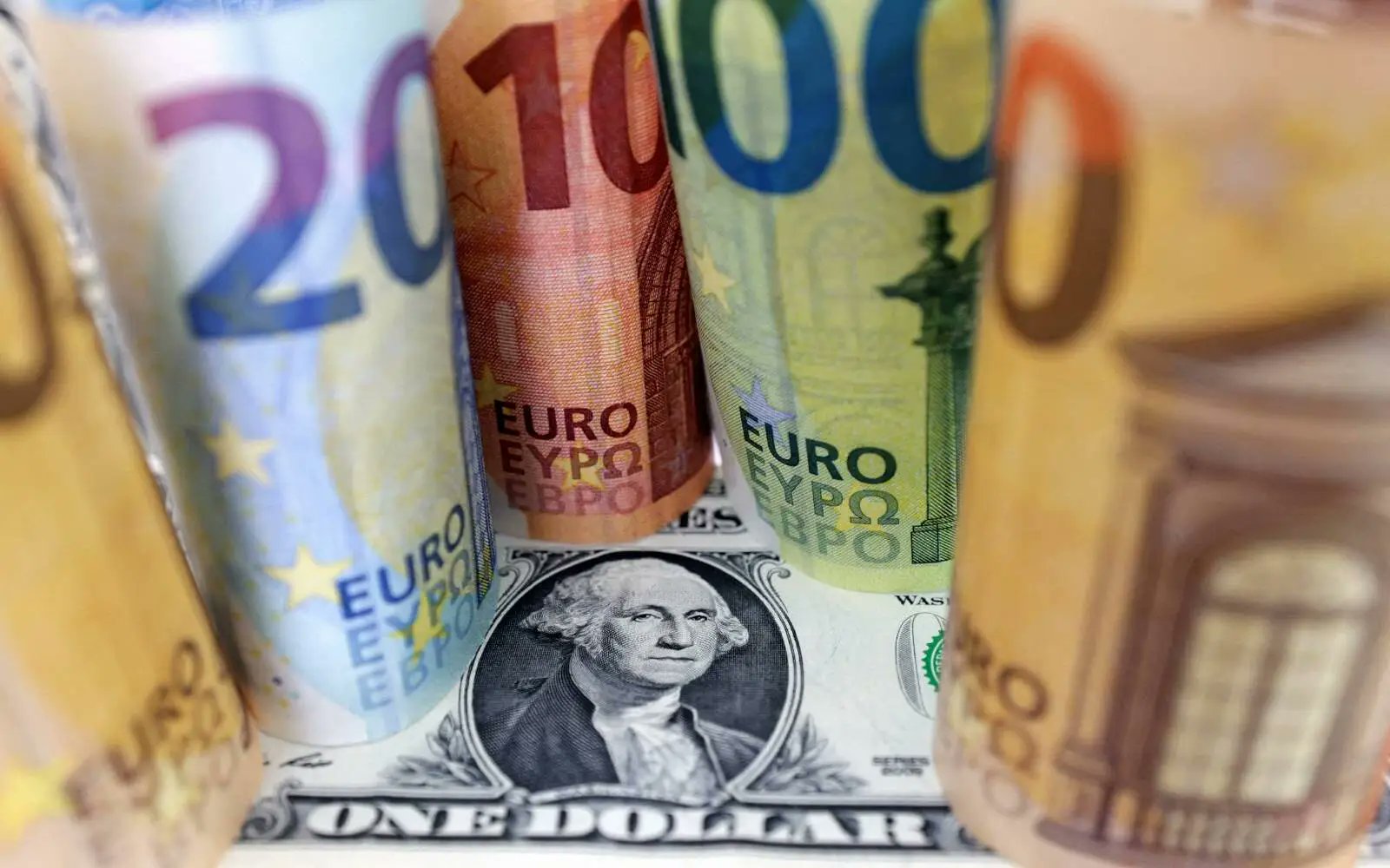 fmtoday's tweet card. The euro struggles to recover as markets digest a US-EU deal seen as lopsided, with a 15% tariff on EU goods.