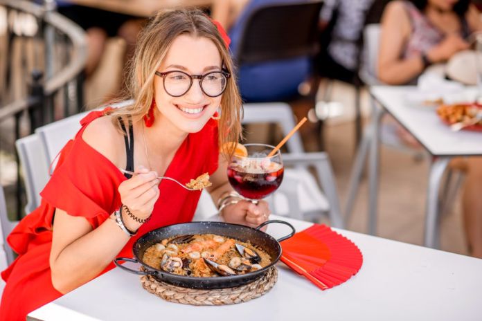 UltraTextual's tweet card. Conoce los platos más representativos de España, como la paella valenciana y el gazpacho andaluz. Un recorrido por la gastronomía regional.