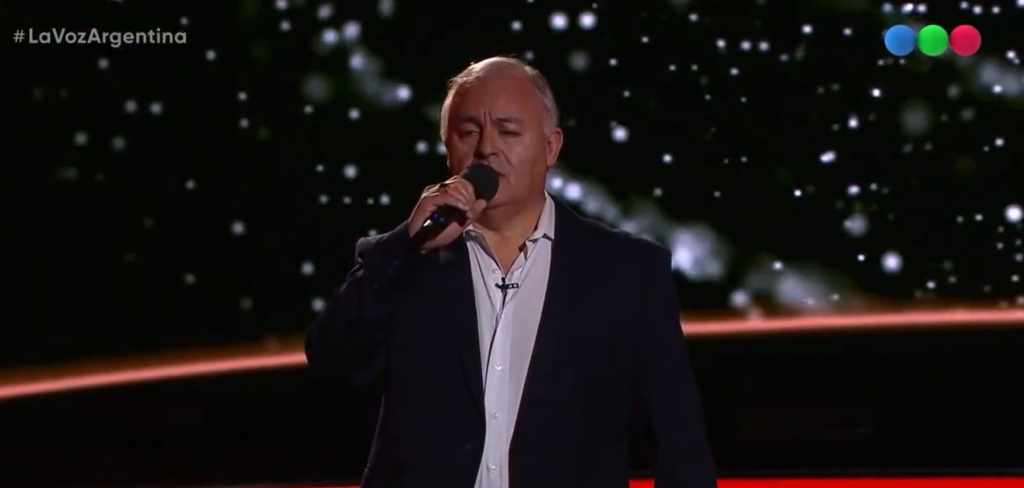 rionegrocomar's tweet card. Oscar Burgos, el participante de Junín de los Andes, fue 'robado' por Lali este lunes en las primeras batallas de La Voz Argentina. Después de una emocionante performance con Rogelio Posat, el hombre...
