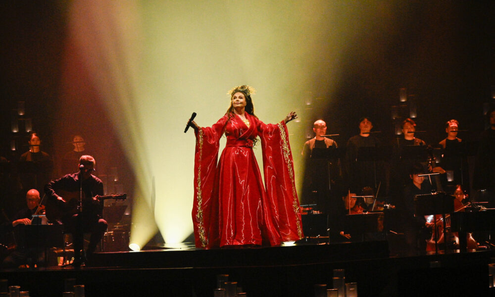 SarahBrightman's tweet card. サラ・ブライトマン、約3年ぶり通算11回目となる来日公演が7月3日にパシフィコ横浜国立大ホールからスタートした。