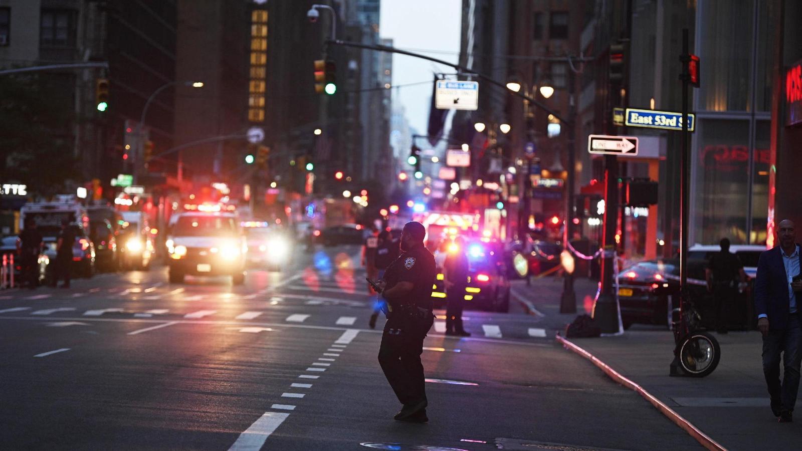 RaiNews's tweet card. Shane Tamura, 27 anni di Las Vegas, ha sparato con un'arma d'assalto nella sede di grandi multinazionali a Park Avenue, poi si sarebbe suicidato. Tra i morti un poliziotto