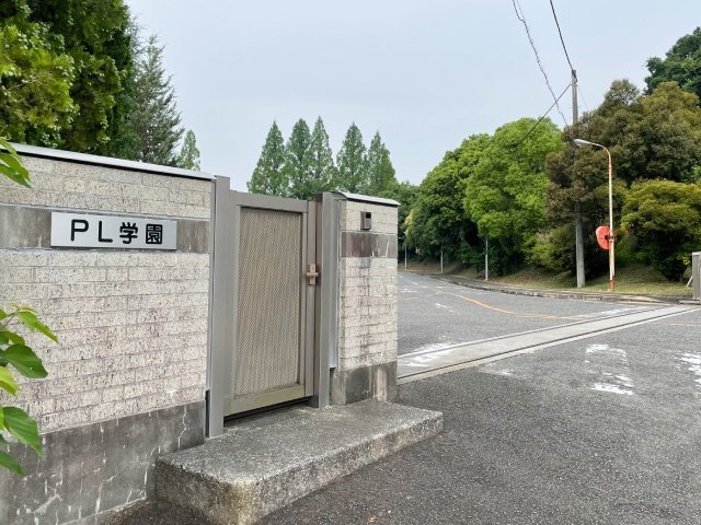 QRTrain's tweet card. 　野球部を物心両面から支えてきたPL教団も信者数の激減に苦しみ、それにリンクして信者の2世・3世が通うPL学園の生徒数も減少の一途を辿った。 　現在、PL学園の生徒数は3学年あわせて39人しかいな