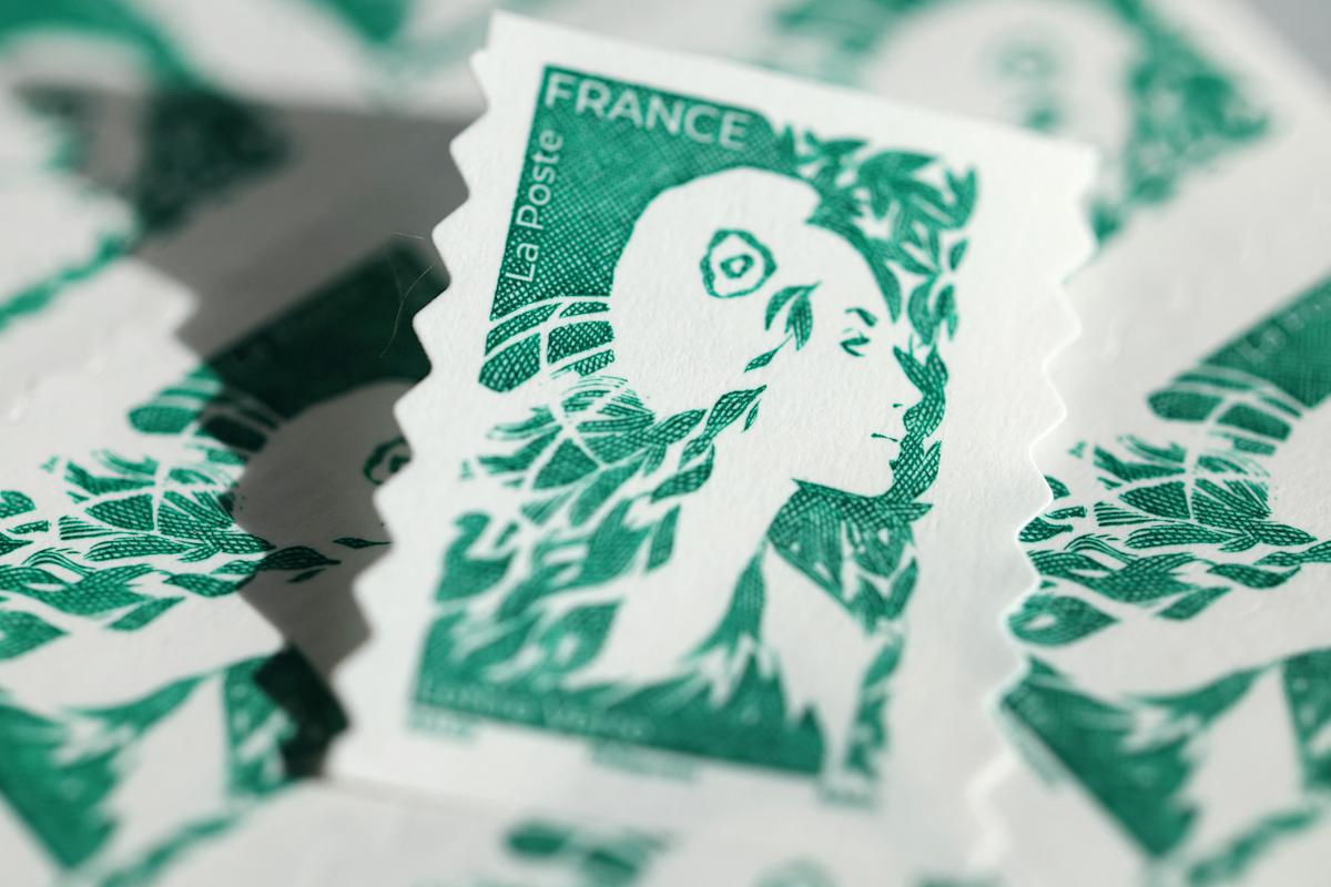 cemodf1's tweet card. Le prix des timbres augmentera à nouveau en 2026, de 7,4% en moyenne cette fois. Face à la nouvelle, les Français sont outrés. Nombreux sont ceux à trouver le prix des timbres bien trop cher.