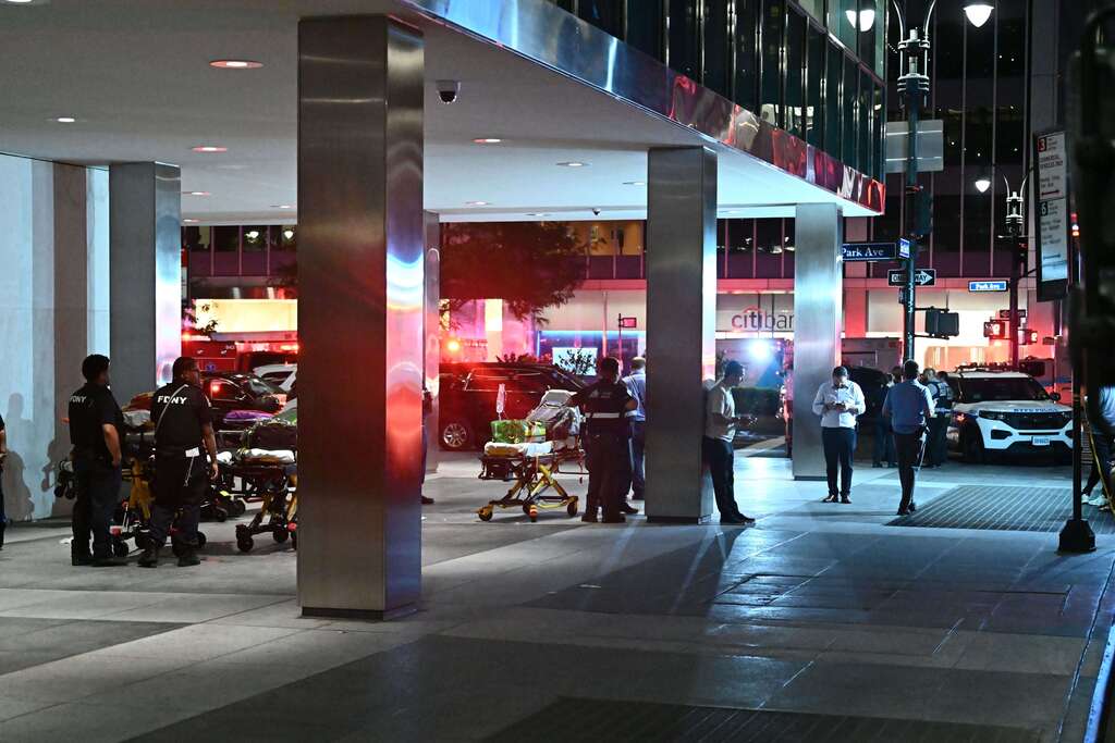 Valeurs's tweet card. Dans la soirée du lundi 28 juillet, un homme a tué au moins quatre personnes avant de se donner la mort dans un gratte-ciel du centre de New York, selon...