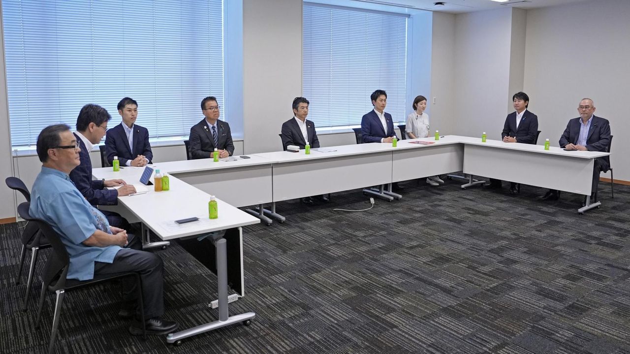 TeamSugioHideya's tweet card. 立憲民主、日本維新の会、国民民主などの野党8党の政策責任者は29日、国会内で協議し、ガソリン税の暫定税率廃止法案を巡り、施行日を11月1日とする内容で一致した。8月1日召集の臨時国会に共同提出する。