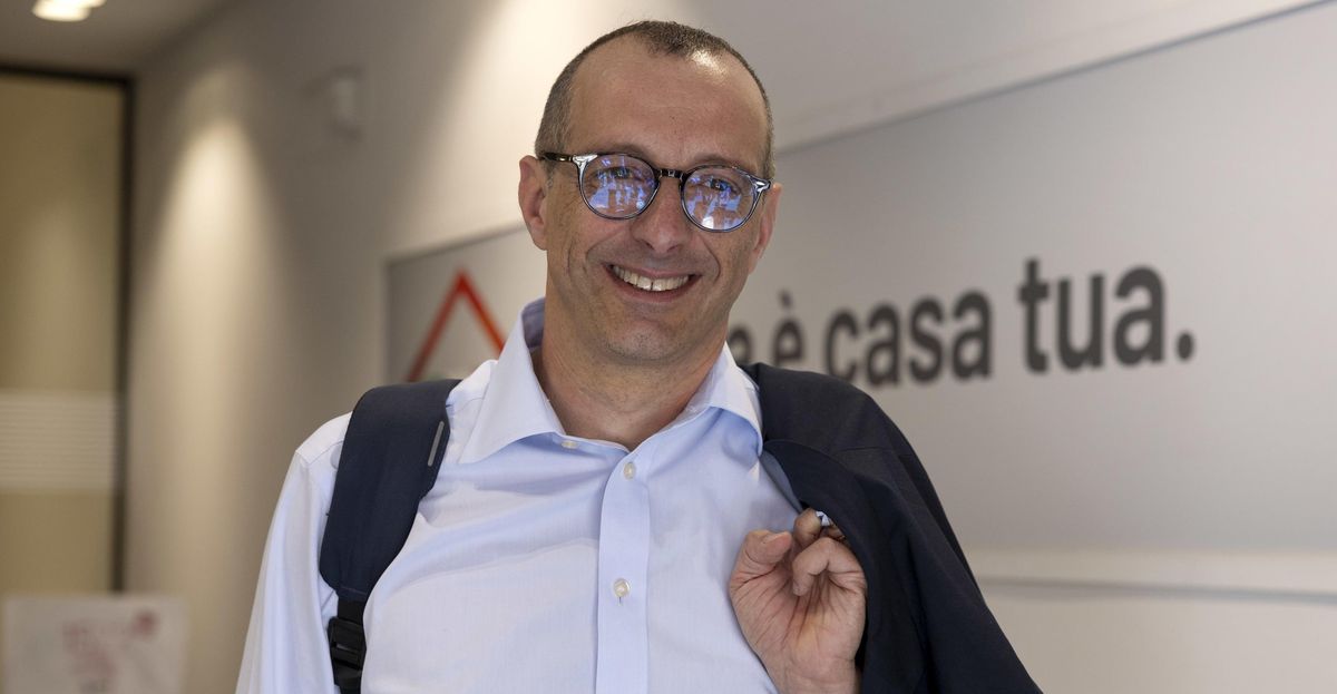 LaVeritaWeb's tweet card. Il primo cittadino di Mombaroccio denuncia: il presidente della Provincia ha concesso all’eurodeputato dem l’uso di una sala a 200 euro al mese, violando il regolamento.Doveva essere una semplice...