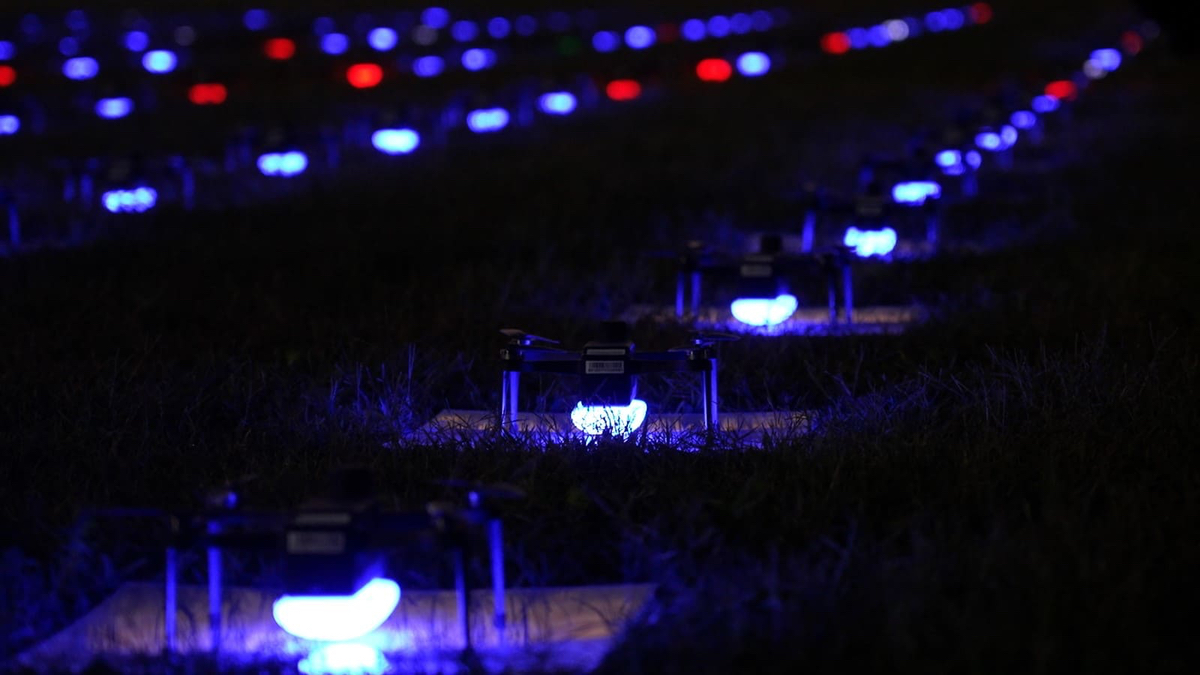 dronejournal_jp's tweet card. 　協和産業は、2025年8月11日に和歌山県・那智勝浦町で開催される「第16回那智勝浦町花火大会」において、300機のドローンライトショーを実施する。