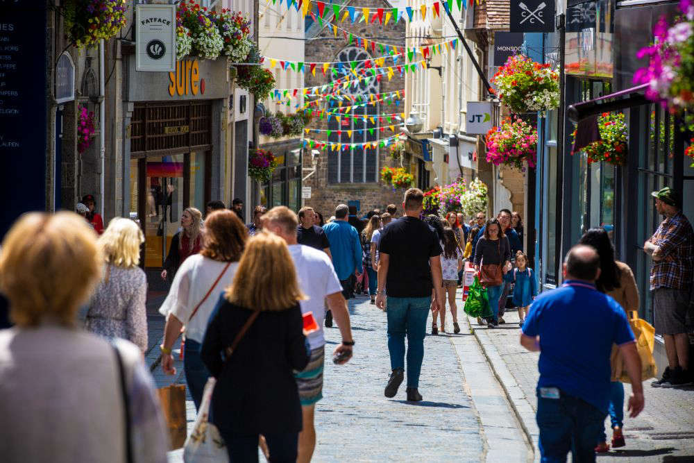 islandfm's tweet card. Issues with data in the Rolling Electronic Census mean the number of people leaving the island may have been over estimated.