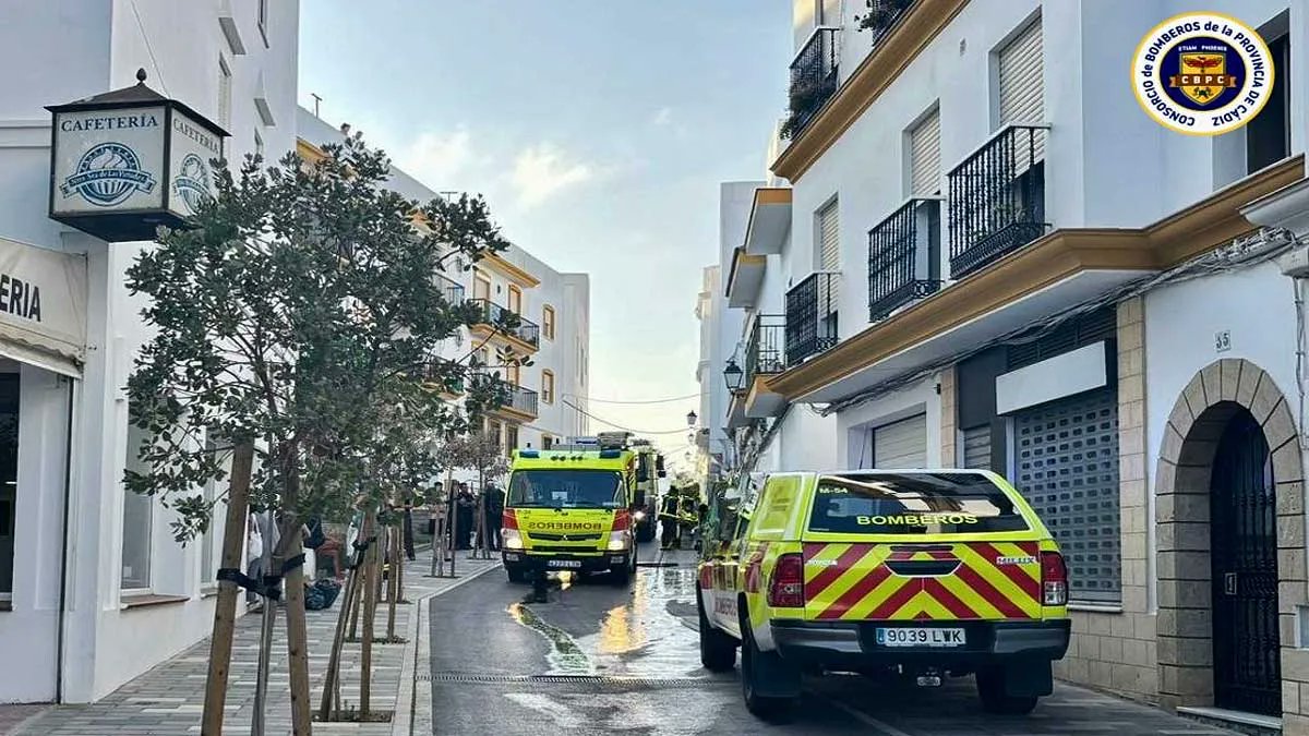 CadizDirecto's tweet card. Los servicios de emergencia del parque de bomberos de Conil recibieron una llama a primera hora de la mañana, se recibió un aviso de emergencia que informaba