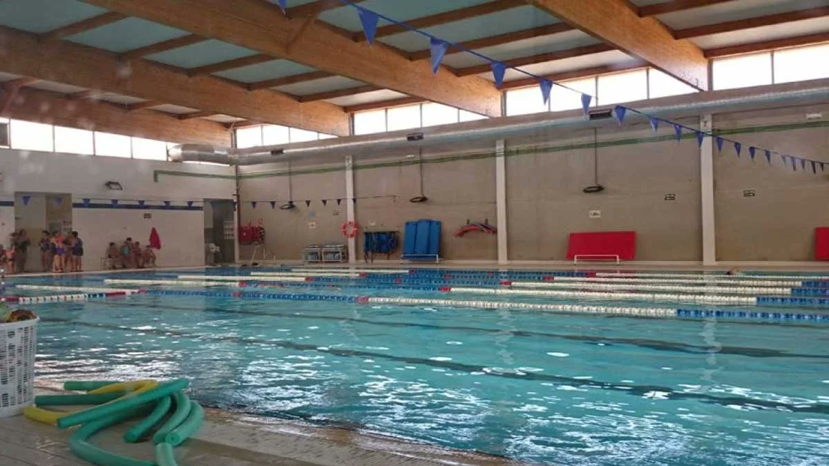 CadizDirecto's tweet card. La Delegación de Deportes ha anunciado una serie de mejoras en la piscina municipal de Rota que incluyen la puesta en marcha de nuevos cursos de natación que