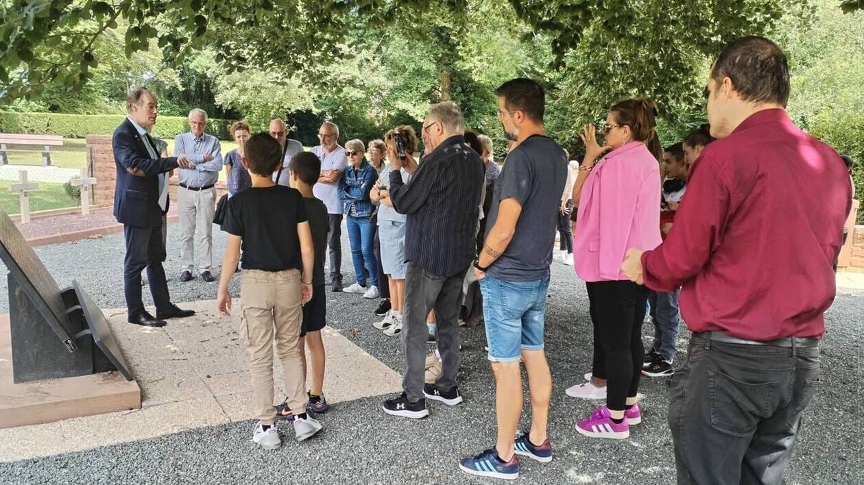 cemodf1's tweet card. Une trentaine de personnes ont participé à la visite des lieux mémoriels de la Libération dans l’Orne, vendredi 25 juillet 2025. La balade commentée par le professeur d’histoire Christophe Bayard est...