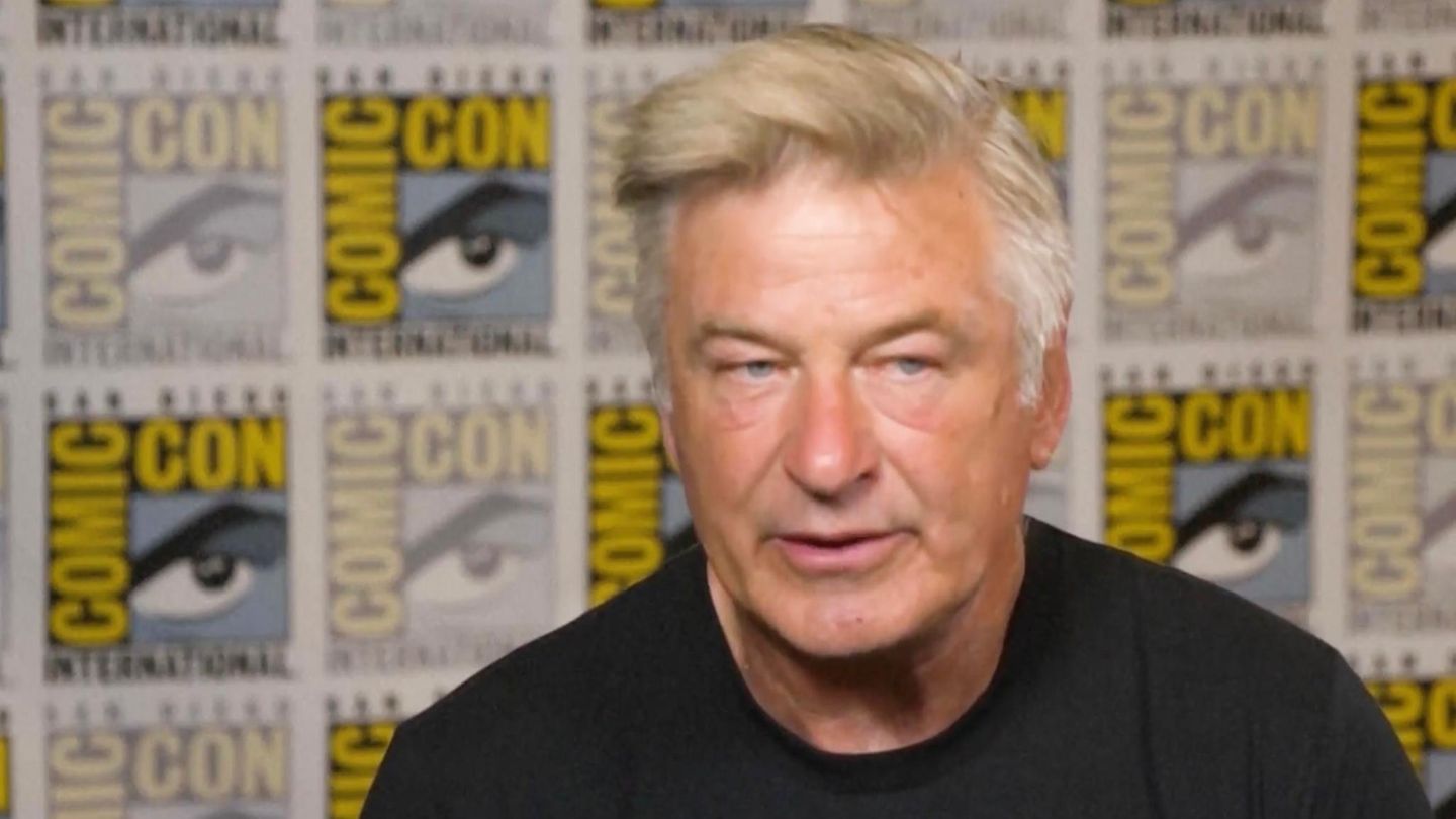 sternde's tweet card. Am „Rust“-Set erschoss Alec Baldwin versehentlich eine Kamerafrau mit einer echten Waffe. Auf der Comic-Con zeigt er sich nachdenklich – und emotional verändert vom Prozess.