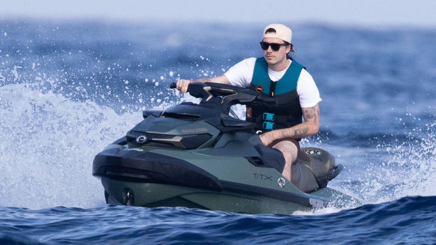 sternde's tweet card. Sowohl Brooklyn Beckham als auch seine Eltern machten gerade Jacht-Urlaub auf dem Mittelmeer. Getrennt, versteht sich – denn die Familienfehde wird immer offensichtlicher.
