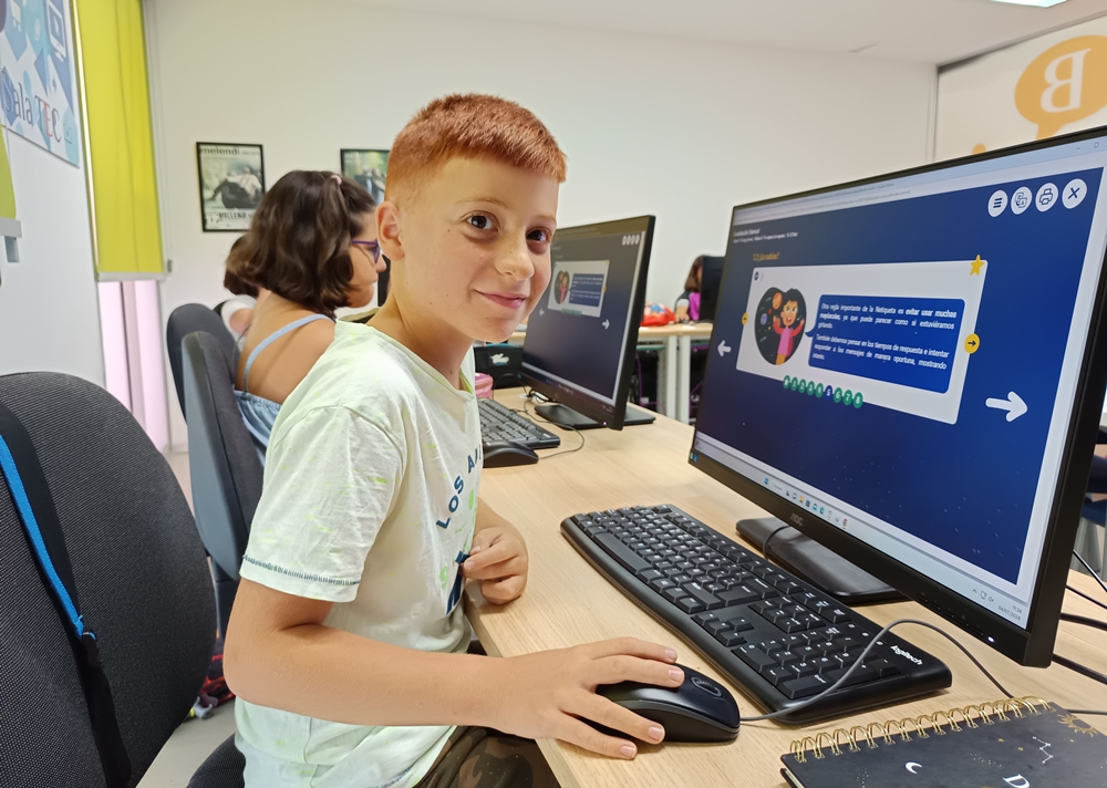 zoompontevedra's tweet card. Haberá dúas quendas na Aula CeMit, do 4 ao 8 e do 25 ao 29 de agosto na Aula CeMit Trátanse temas como a ciberseguridade, a creación de contido dixital ou o uso responsable da tecnoloxía As inscric...