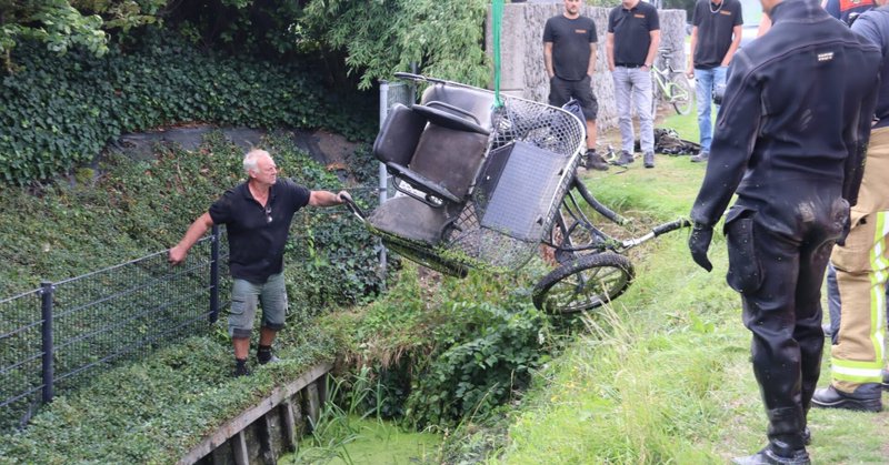 Paard en wagen te water langs de Rijnlanderweg in Nieuw-Vennep, brandweer ter plaatse