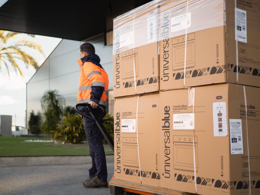 universalblueEs's tweet card. ¿Has comprado un nuevo electrodoméstico y no sabes si el vendedor tiene la obligación de retirar el viejo? La respuesta es sí.