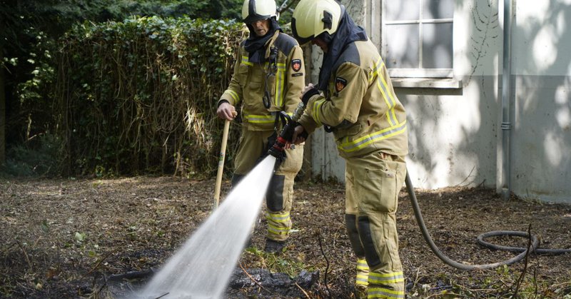 Brandweer blust buitenbrand bij Kaaslust in Veenhuizen