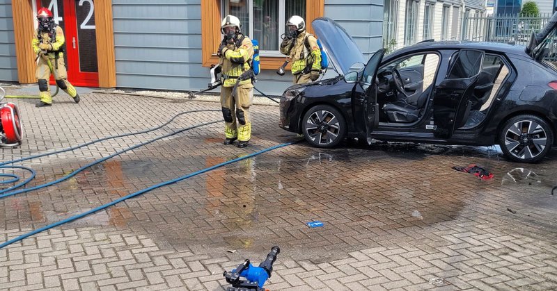 Autobrand op de Ambachtsweg in Huizen