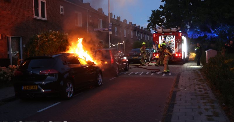 Geparkeerde auto volledig uitgebrand in woonwijk