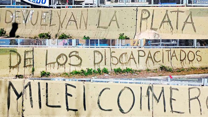 Pintadas. Ayer aparecieron mensajes amenazantes en Ramos Mejía frente a la empresa que está en el centro de la tormenta.