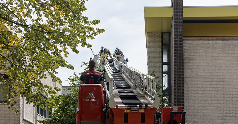 Fel brand verwoest schuur naast woning op Sportlaan