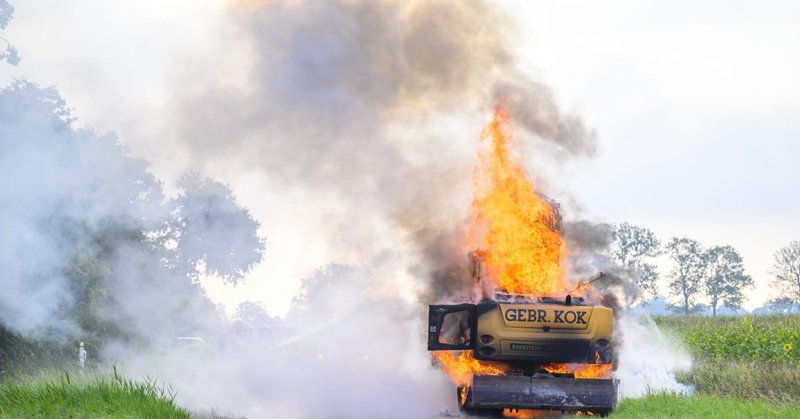 Graafmachine uitgebrand tussen Nieuwolda en Woldendorp