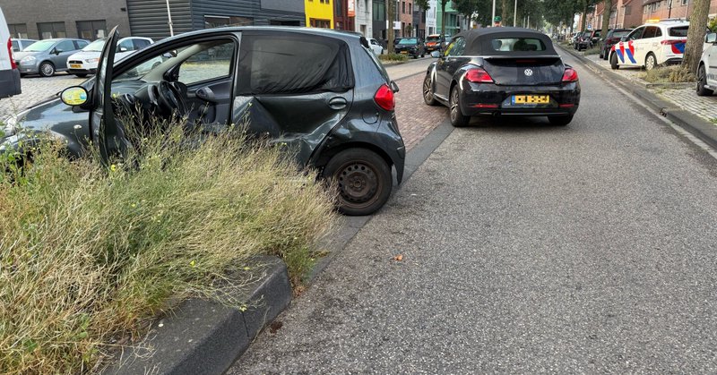 Automobilist lichtgewond na aanrijding op kruising